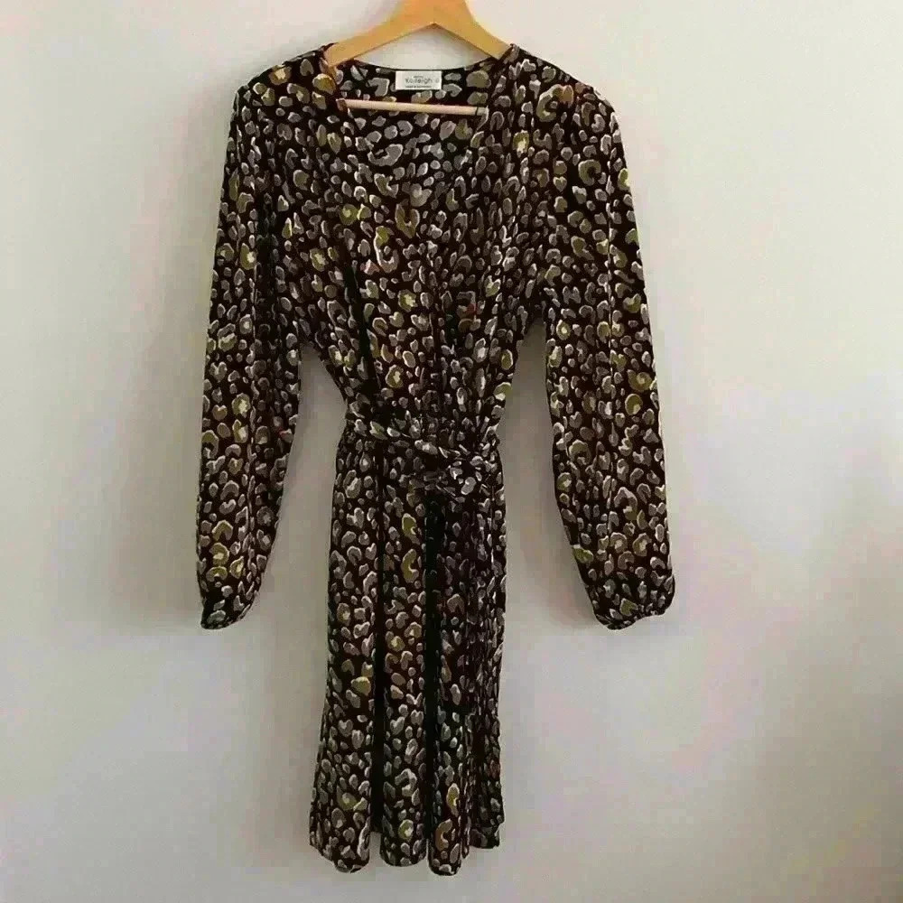 Women’s leopard dress. Puffy sleeves and neck with belt
